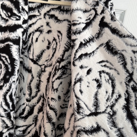 NWOT WHBM Black and White Animal Print Kimono/Shawl/Cape - Picture 3 of 6